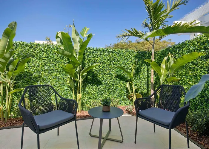 Family & Pet-Friendly Luxury Near Hastings St Villa Noosa Heads