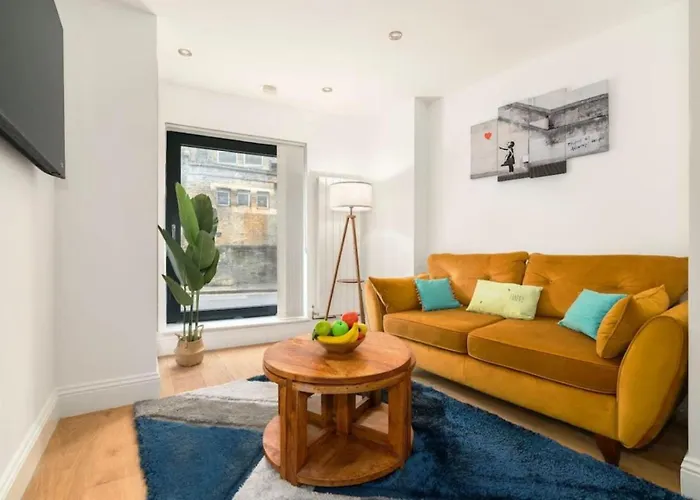 3-Bedroom House With 2 Living Rooms & Balcony Near Brick Lane, London
