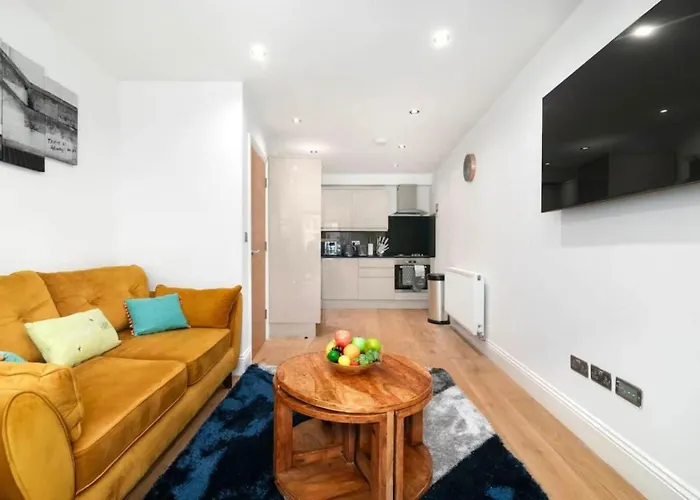3-Bedroom House With 2 Living Rooms & Balcony Near Brick Lane, London