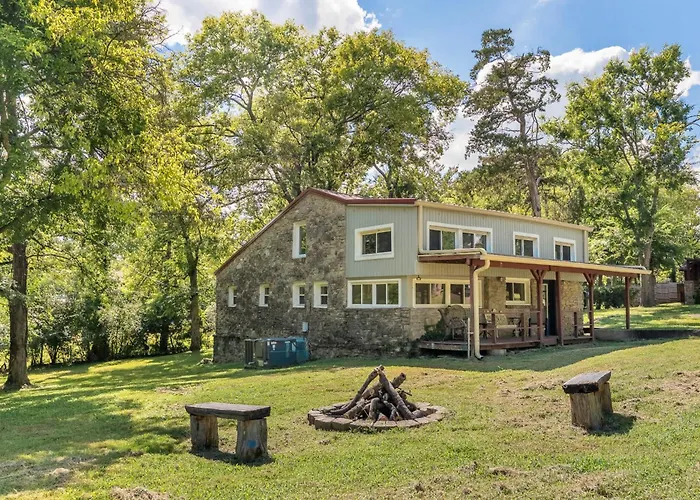 The Whiskey River Lodge Nashville