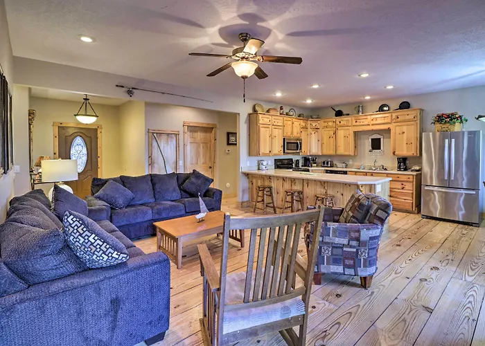 Beaver Lake Retreat W/ Game Room & Spacious Deck Rogers