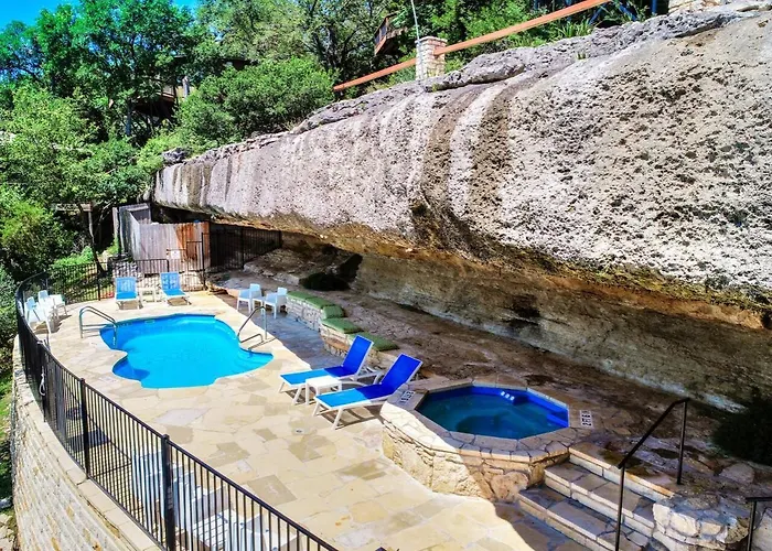 Treehouse Bungalow With Community Poolhot Tub 16 Lakeway