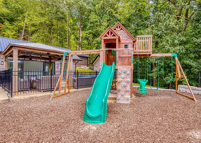 Alpine Splash - Luxury - Private Indoor Pool, Theatergaming, Large Yard, Pond, Basketball Court!!! Sevierville