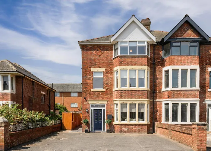 Arnside - Spacious 10-Bedroom Seaside Cottage With Hot Tub Blackpool