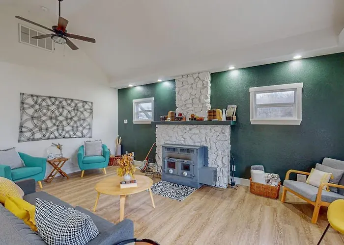 Whispering Trails Retreat Villa Bentonville