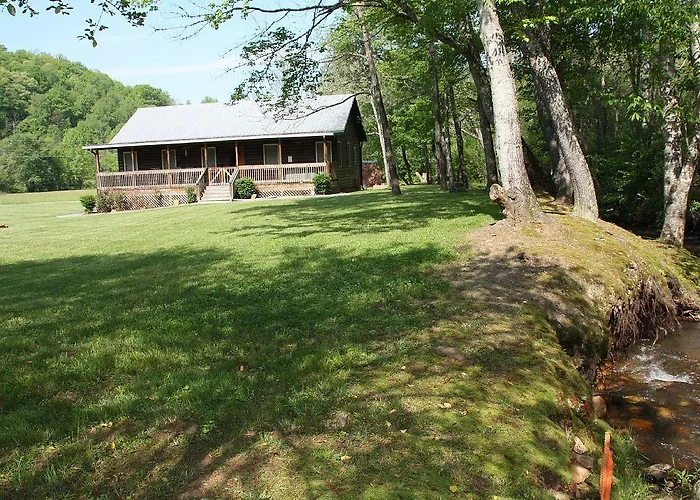 Climbing Bear Creekside Cabin Whittier