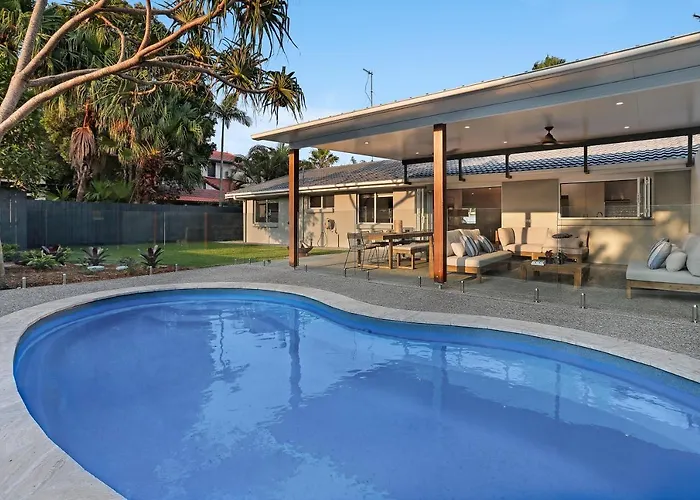 Walk To Hastings Street, Noosa Sound Villa