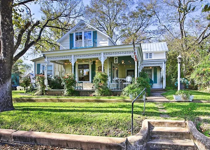 Walk To Main St Action! Spacious Historic Retreat Fredericksburg