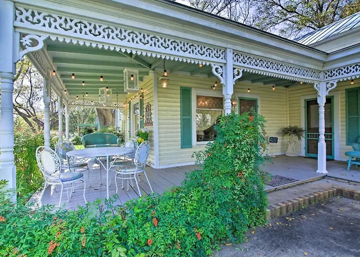 Walk To Main St Action! Spacious Historic Retreat Fredericksburg
