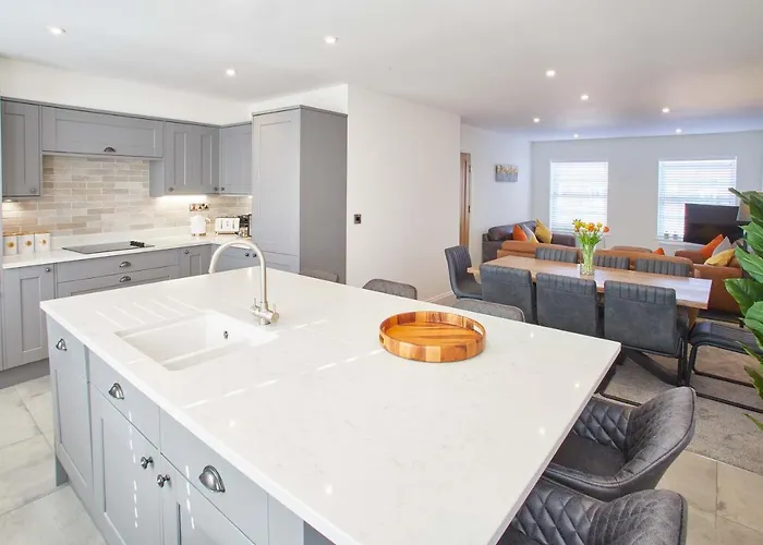 Host & Stay - Lemonade Arch Whitby